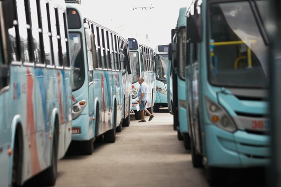 29 de maio de 2014 - Paralizacao do motoristas de onibus em fortaleza leva transtorno ao passageiros.no detalhe a movimentacao no terminal do antonio bezerra.