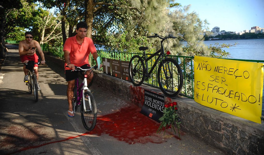 Protesto da ONG Rio de Paz pela morte do mÃ©dico Jaime Gold, 56 anos, esfaqueado em um assalto na Lagoa Rodrigo de Freitas, quando passeava de bicicleta (Fernando FrazÃ£o/AgÃªncia Brasil)