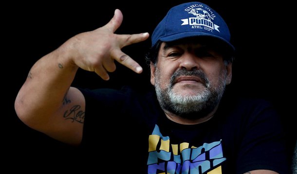 Maradona faz gesto em jogo do Boca Juniors contra o Quilmes em Buenos Aires. 18/7/2015. REUTERS/Marcos Brindicci