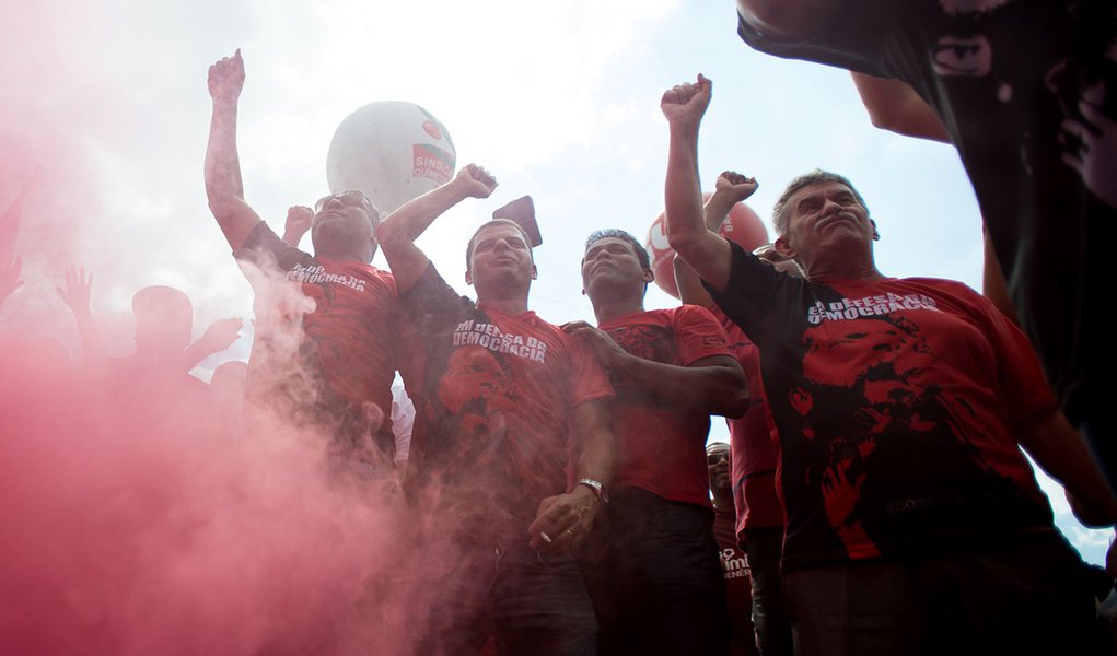 Manifestantes fazem concentração em frente ao Instituto Lula (Marcelo Camargo/Agência Brasil)