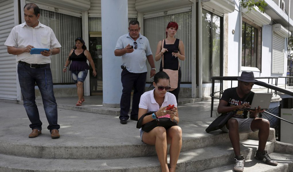 Cubanos usam Internet por meio de sinal de Wi-Fi pÃºblico em Havana, Cuba, nesta quinta-feira. 02/07/2015 REUTERS/Enrique de la Osa