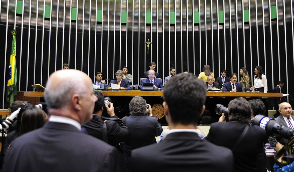 Brasília- DF- Brasil- 03/12/2015- 1º secretário da Mesa Diretora, dep. Beto Mansur (PRB-SP), lê o pedido de impeachment protocolado na Casa contra a presidente Dilma Rousseff. Foto: Alex Ferreira/ Câmara dos Deputados