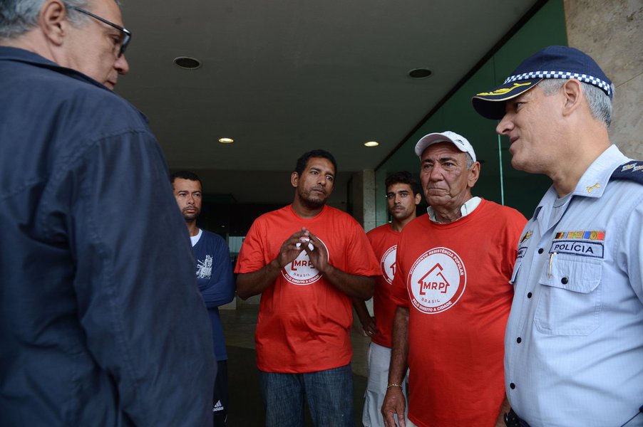 Movimento Resistência Popular, invade Hotel San Pitter. Representante do movimento, Edson Silva, conversa com o Major Luiz Carlos. Elza Fiuza/ Agência Brasil