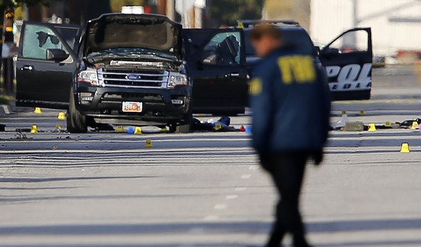 Polícia e FBI investigam local de massacre em San Bernardino, na Califórnia. 03/12/2015 REUTERS/Mike Blake