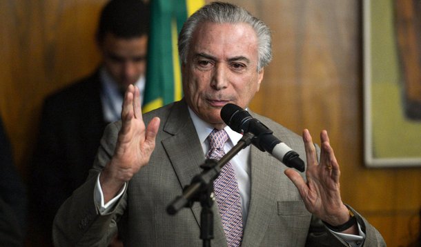 O presidente em exercício, Michel Temer discursa durante a posse da deputada Luciana Santos na presidência do PC do B (Fabio Rodrigues Pozzebom/Agência Brasil)