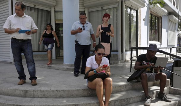 Cubanos usam Internet por meio de sinal de Wi-Fi pÃºblico em Havana, Cuba, nesta quinta-feira. 02/07/2015 REUTERS/Enrique de la Osa