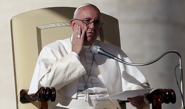 Papa Francisco durante missa na PraÃ§a de SÃ£o Pedro, no Vaticano. 04/11/2015 REUTERS/Alessandro Bianchi