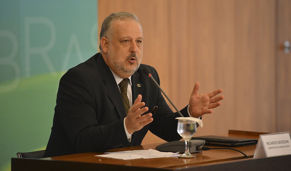 O ministro das Comunicações, Ricardo Berzoini,concede entrevista após reunião de coordenação política (José Cruz/Agência Brasil)