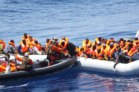 Soldaten der Fregatte Schleswig-Holstein retten 90 Menschen, davon 84 Männer, 4 Frauen und 2 Kinder, aus einem Schlauchboot und bringen diese auf das luxemburgische Schiff Bourbon Argos. ©Bundeswehr/Winkler