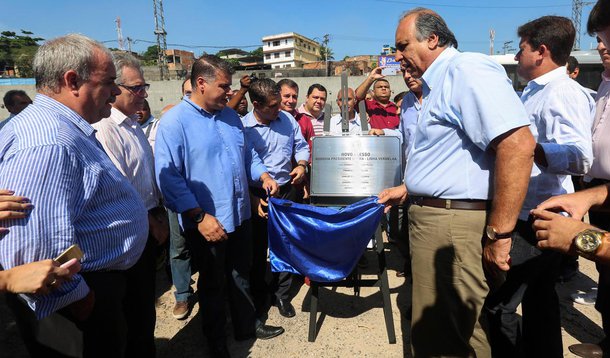 26-03-2015; São João de Meriti - RJ; Governador Luiz Fernando Pezão na inauguração do acesso para a pista expressa da Dutra, altura do km 168, sentido Nova Iguaçu; Foto: Shana Reis