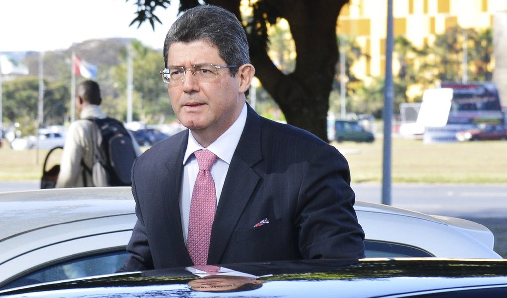O ministro da Fazenda, Joaquim Levy, chega para o cafÃ© da manhÃ£ com deputados federais, no ministÃ©rio (JosÃ© Cruz/AgÃªncia Brasil)