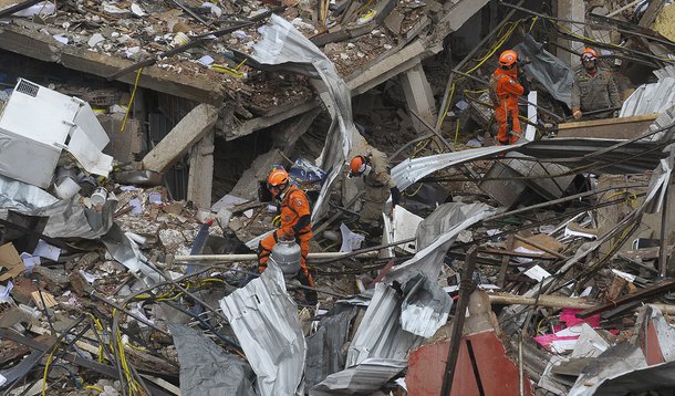 Explosão de grandes proporções em um prédio de dois andares, em São Cristóvão, atingiu um restaurante, uma pizzaria, uma farmácia e 11 quitinetes que funcionavam em uma vila no fundo do prédio (Tânia Rêgo/Agência Brasil)