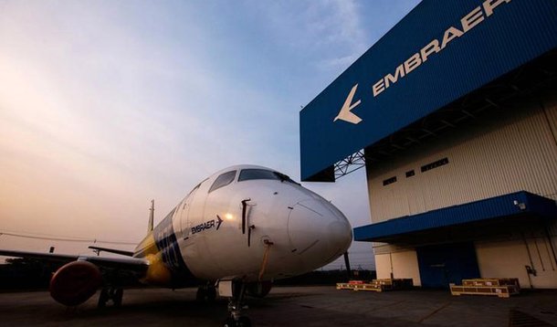 Avião Embraer E-175 na fábrica da empresa, em São Jose dos Campos. 16/10/2014 REUTERS/Roosevelt Cassio