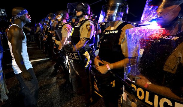 Manifestante encara policiais pouco antes dos disparos em Ferguson. 09/08/2015 REUTERS/Rick Wilking