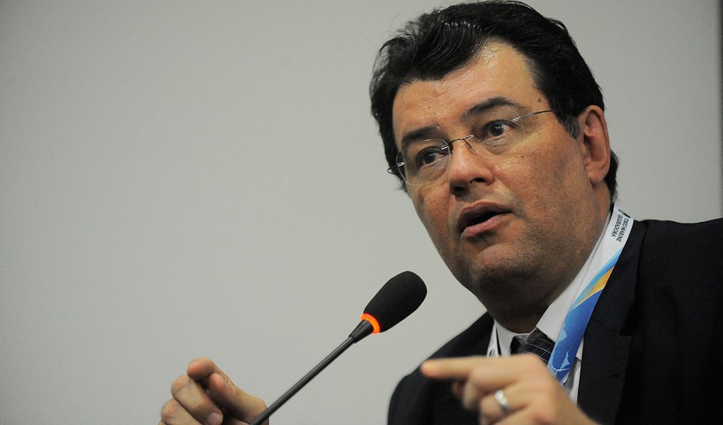 O ministro de Minas e Energia, Eduardo Braga, participa de debate sobre energia eólica no país, durante a 6ª edição do Brazil Windpower (Fernando Frazão/Agência Brasil)