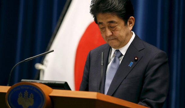 Primeiro-ministro do Japão, Shinzo Abe, durante discurso sobre os 70 anos do fim da Segunda Guerra Mundial, em Tóquio. 14/08/2015 REUTERS/Toru Hanai