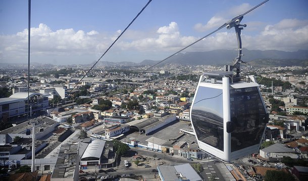 A diretora-geral do Fundo Monetário Internacional (FMI), Christine Lagarde, visita o Teleférico do Alemão, zona norte do Rio. (Tomaz Silva/Agência Brasil)