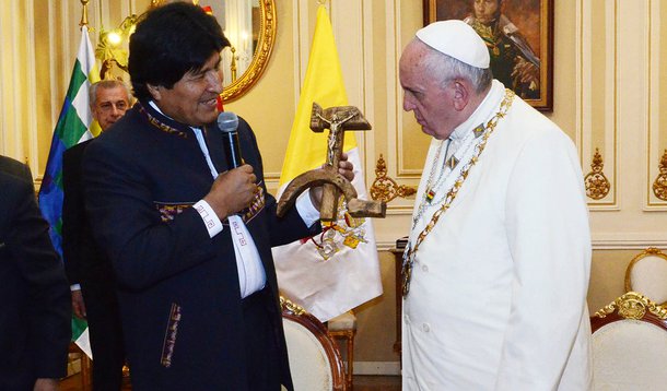 Miércoles 08 de julio de 2015. Presidente Morales y el papa Francisco inician reunión privada en Palacio de Gobierno y le regalan una camiseta de su club en Palacio de Gobierno. ( Jose LIrauze )