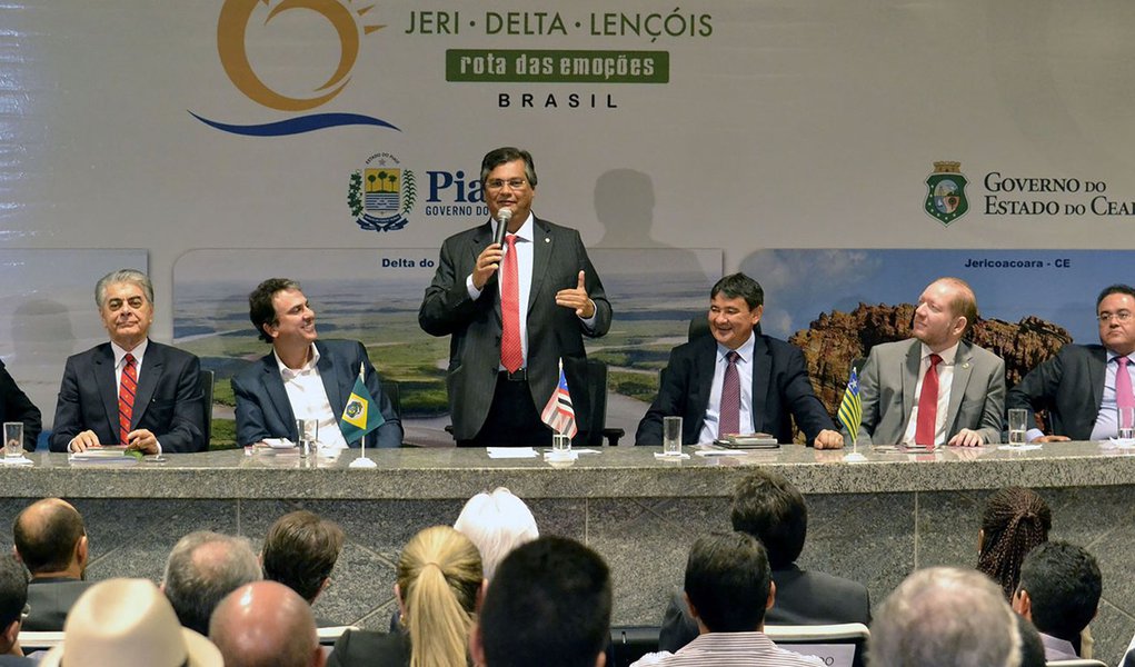 Governadores do Ceará, Camilo Santana, do Maranhão, Flávio Dino, e do Piauí, Wellington Dias, assinaram nesta manhã a retomada da Rota das Emoções. Foto: Karlos Geromy/Secom