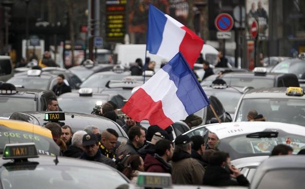 Protesto de taxistas franceses bloqueia o tráfego em Paris. 26/01/2016 REUTERS/Charles Platiau