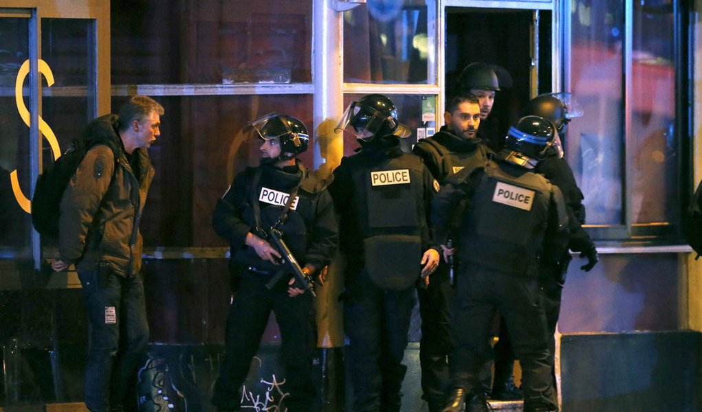 French police secure the area outside a cafe near the Bataclan concert hall following fatal shootings in Paris, France, November 13, 2015. REUTERS/Christian Hartmann - RTS6WL7