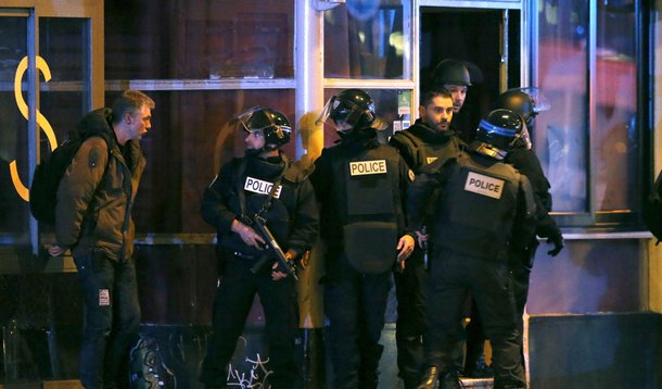 French police secure the area outside a cafe near the Bataclan concert hall following fatal shootings in Paris, France, November 13, 2015. REUTERS/Christian Hartmann - RTS6WL7