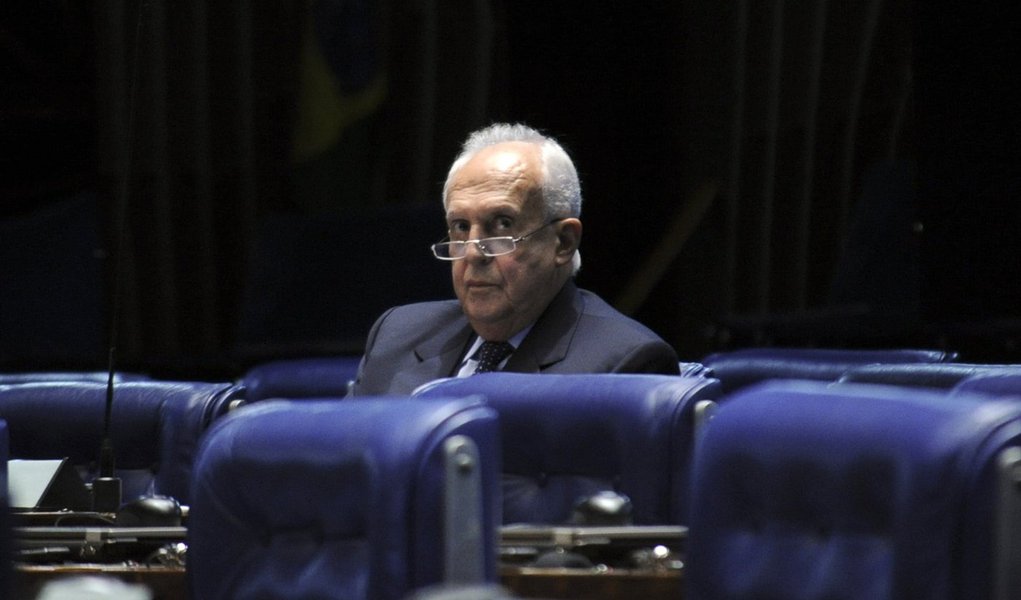 Plenário do Senado Federal durante sessão deliberativa ordinária. À bancada, senador Jarbas Vasconcelos (PMDB-PE). Foto: Geraldo Magela/Agência Senado