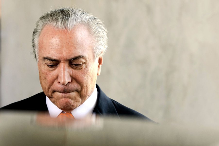 Brasília - O vice-presidente, Michel Temer, fala à imprensa ao deixar seu gabinete no Palácio do Planalto (Marcelo Camargo/Agência Brasil)