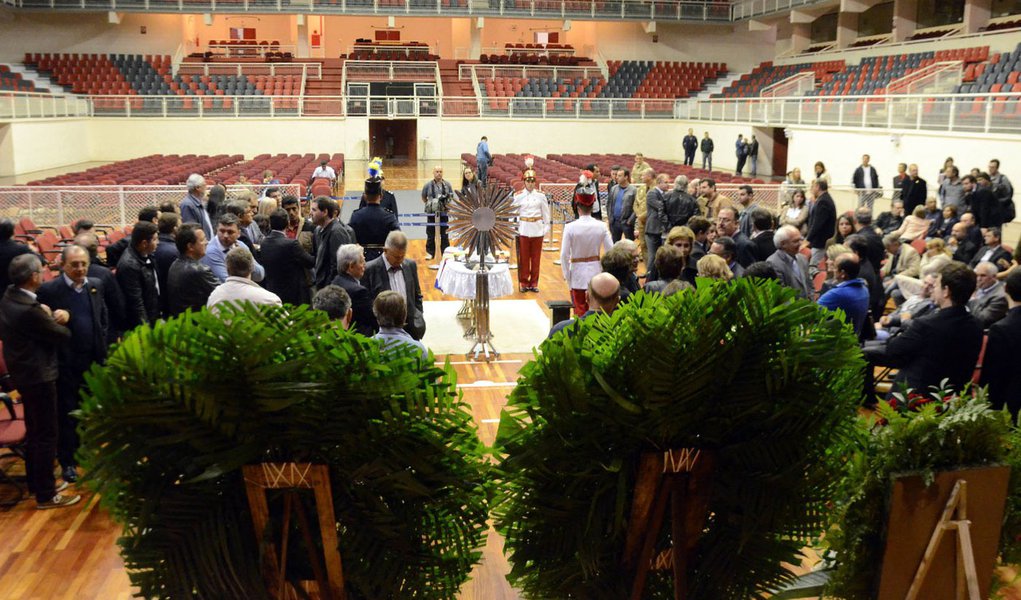 11/05/2015- joinvile- SC, Brasil- O governador de Santa Catarina, Raimundo Colombo, e o vice, Eduardo Pinho Moreira, compareceram na madrugada desta segunda-feira (11) ao velório do senador e ex-governador Luiz Henrique da Silveira, em Joinville, no Norte