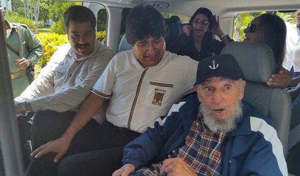 Ex-presidente cubano Fidel Castro (direita) ao lado dos presidentes da Bolívia, Evo Morales (centro), e da Venezuela, Nicolás Maduro, dentro de um veículo em Havana, Cuba, nesta quinta-feira. 13/08/2015 REUTERS/Agência Boliviana de Información/Divulgação