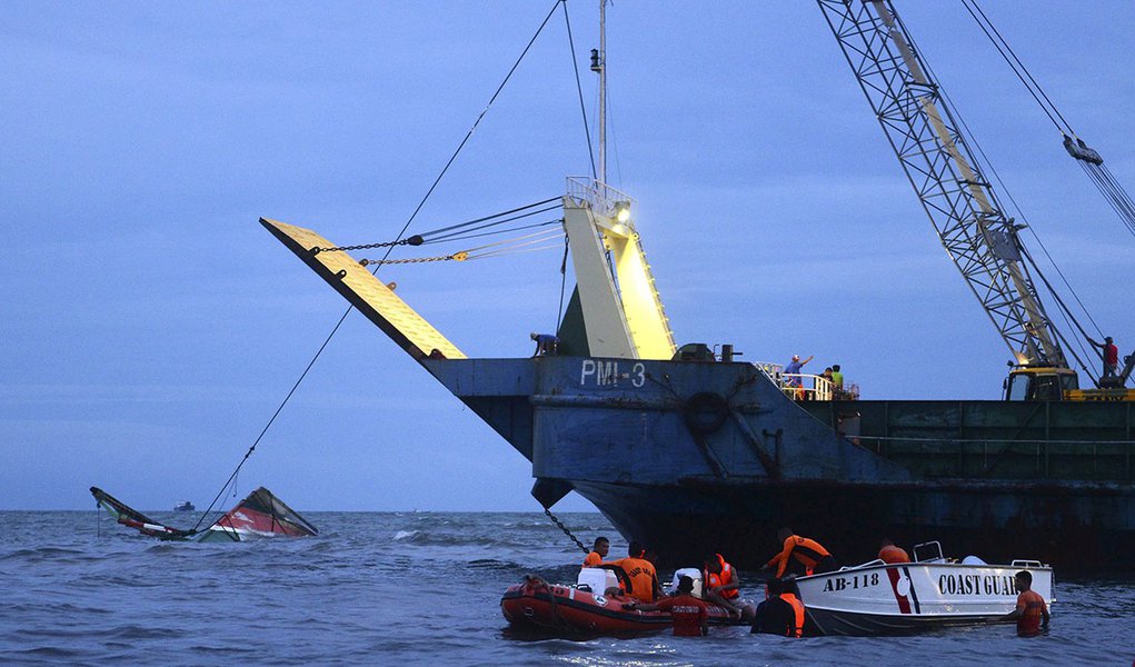 Membros da Guarda Costeira das Filipinas tentam recuperar destroÃ§os da balsa naufragada MBCA Kim-Nirvana perto do porto em Ormoc, centro das Filipinas, nesta quinta-feira. 02/07/2015 REUTERS/Alan Kristofer Motus