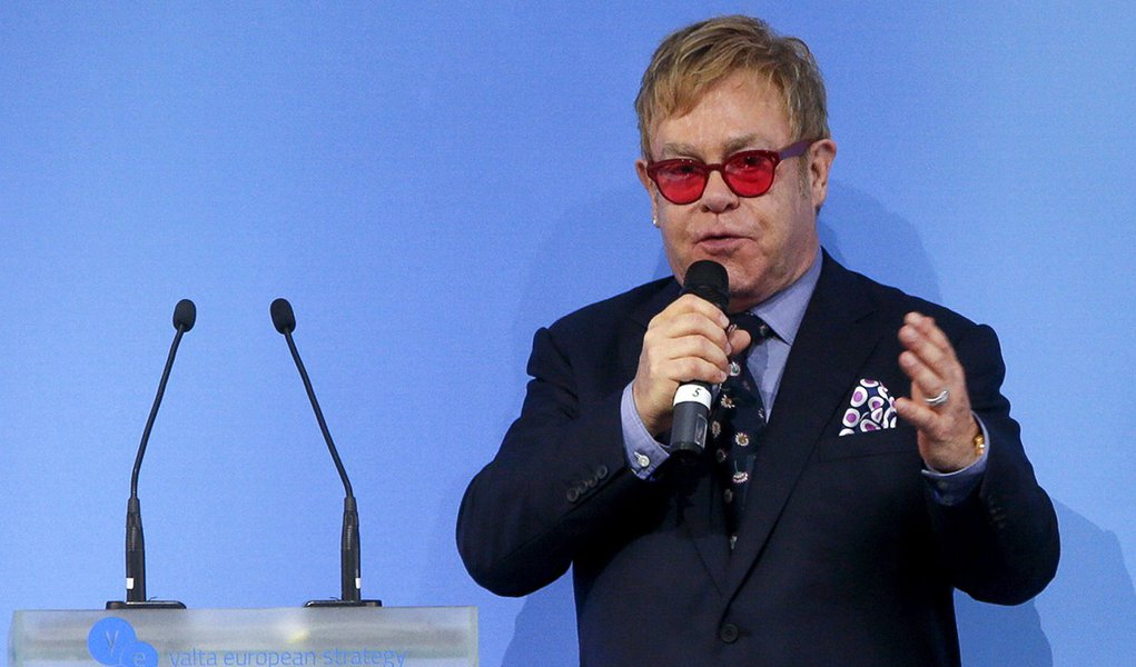 Cantor Elton John discursa durante cerimÃ´nia em Kiev, na UcrÃ¢nia. 12/09/2015 REUTERS/Valentyn Ogirenko