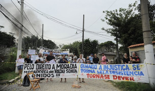 Moradores da comunidade Radio Sonda, na Ilha do Governador, zona norte da cidade, protestam contra as remoÃ§Ãµes que estÃ£o sendo realizadas apÃ³s aÃ§Ã£o movida pela aeronÃ¡utica.(TÃ¢nia RÃªgo/AgÃªncia Brasil)