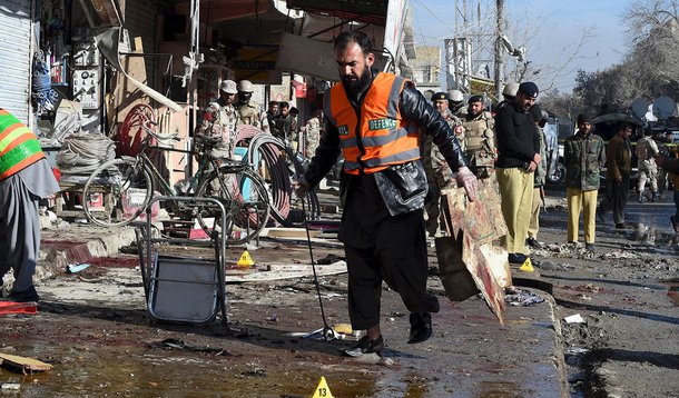 FuncionÃ¡rio recolhendo evidÃªncias apÃ³s explosÃ£o em centro de vacinaÃ§Ã£o em Quetta. 13/01/2016 REUTERS/Stringer