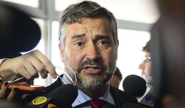 Brasília - Entrevista com o deputado federal, Paulo Pimenta ao chegar ao Palácio do Planalto para reunião com o ministro Ricardo Berzoini (Antonio Cruz/Agência Brasil)