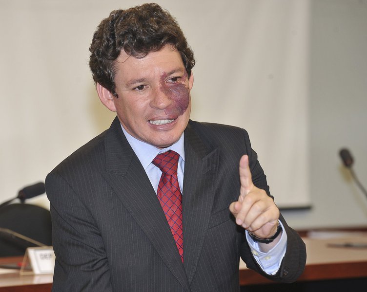 Bras�lia - O presidente da Comiss�o Especial de Pol�ticas P�blicas de Combate �s Drogas, deputado Reginaldo Lopes, durante apresenta��o do parecer do relator, deputado Givaldo Carimb�o, para vota��o na Comiss�o. O relat�rio tem mais de 300 p�ginas. A comi