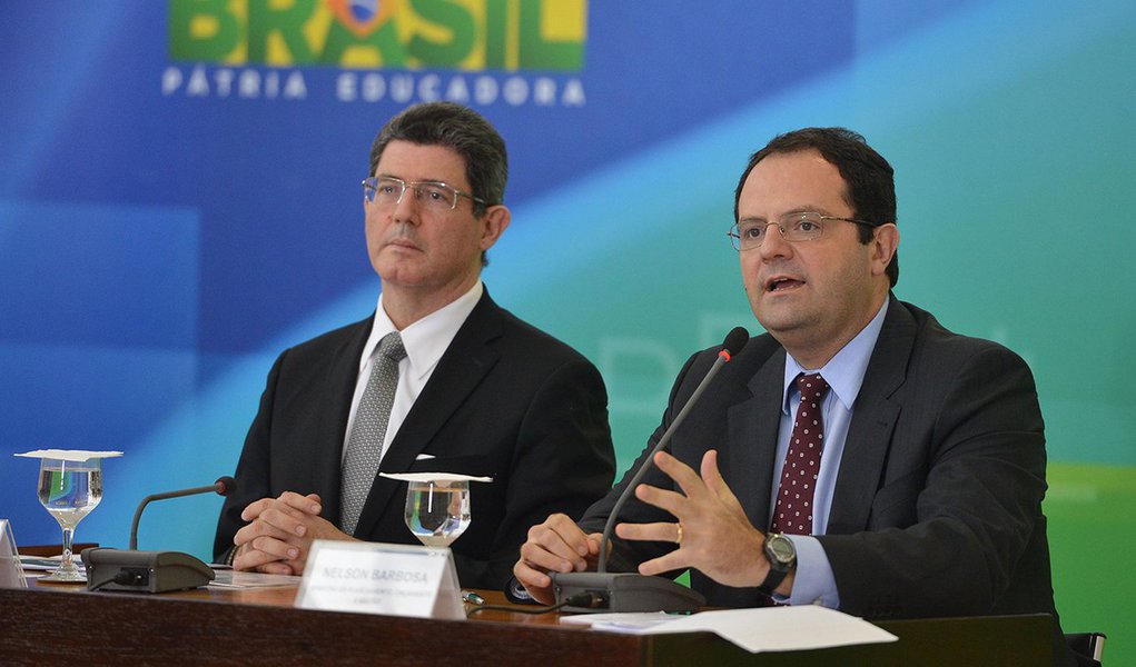 Os ministros da Fazenda, Joaquim Levy; e do Planejamento, Nelson Barbosa; anunciam cortes no Orçamento durante coletiva (Valter Campanato/Agência Barsil)