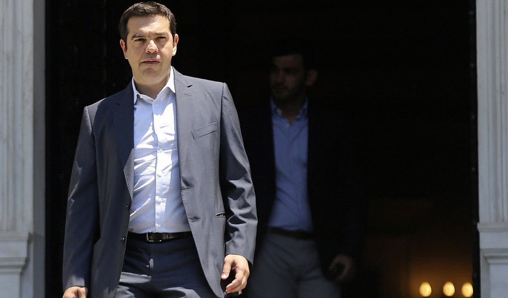PremiÃª grego, Alexis Tsipras, deixa escritÃ³rio em Atenas nesta quinta-feira. 09/07/2015 REUTERS/Alkis Konstantinidis