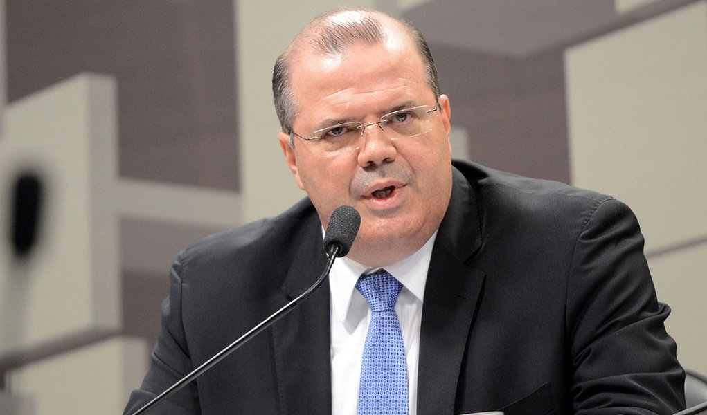 Brasília - O presidente do Banco Central, Alexandre Tombini, fala na Comissão de Assuntos Econômicos (CAE) do Senado, sobre as diretrizes e perspectivas da política monetária (Antonio Cruz/Agência Brasil)