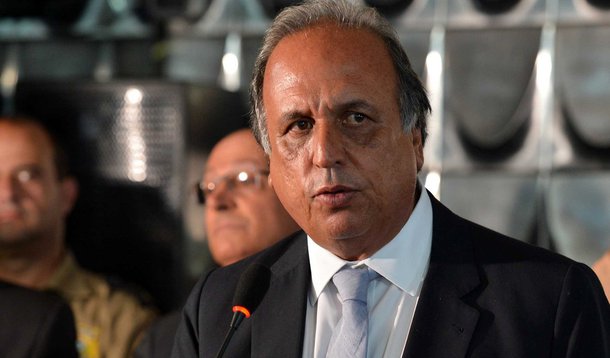 O governador do Rio de Janeiro, Luiz Fernando Pezão, fala à imprensa após reunião com ministro da Justiça, José Eduardo Cardozo, sobre segurança pública para Região Sudeste (Valter Campanato/Agência Brasil)