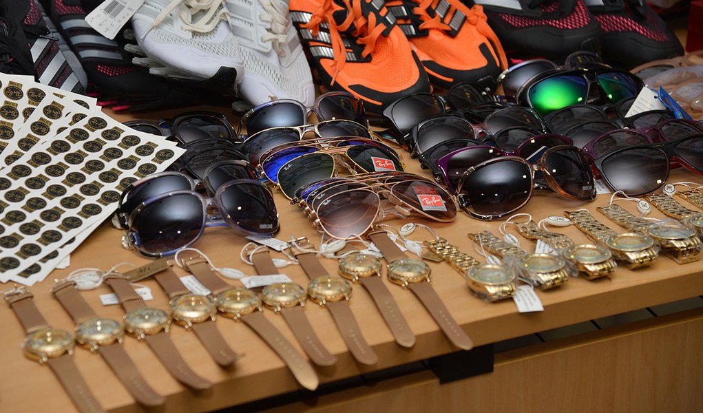 Brasília - A ação policial, que contou com a participação da Subsecretaria de Ordem Pública – SOPS, apreendeu produtos falsificados (óculos, tênis) na feira dos importados - SIA (Valter Campanato/Agência Brasil)