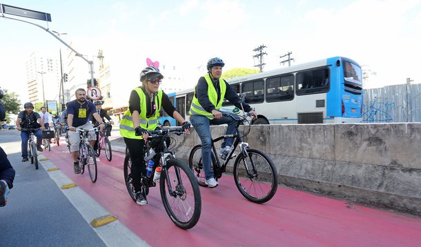 Foto: Fábio Arantes/ Secom
O prefeito Fernando Haddad propôsna manhã desta segunda-feira (22), com apoio de cicloativistas, a isenção de tributos estaduais e federais sobre as bicicletas. Em razão do Dia Mundial Sem Carro comemorado hoje, o prefeito perc