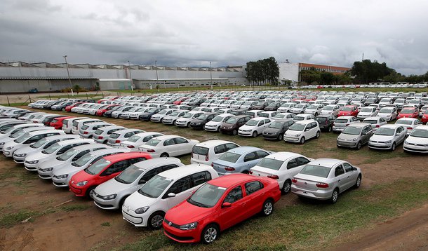 Carros novos estacionados em montadora em TaubatÃ©. 19/06/2015 REUTERS/Paulo Whitaker