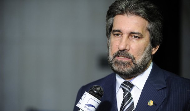 Senador Valdir Raupp (PMDB-RO) concede entrevista nas dependência do Senado Federal. Foto: Marcos Oliveira/Agência Senado