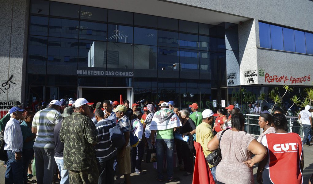 Bras�lia - Manifestantes ligados a Movimentos Sociais ocupam Minist�rio das Cidades em Bras�lia (Elza Fiuza /Ag�ncia Brasil)