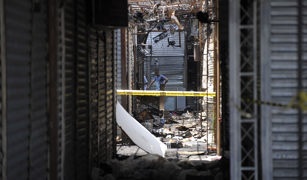 Rio de Janeiro - Incêndio destruiu diversos boxes no camelódromo da Rua Uruguaiana na madrugada do último domingo (11), no centro do Rio.
