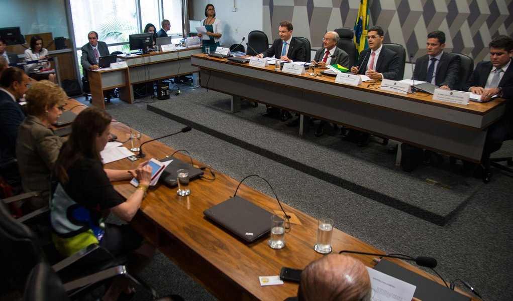 O juiz federal Sergio Moro participa na Comiss�o de Constitui��o, Justi�a e Cidadania (CCJ) do Senado de audi�ncia p�blica sobre projeto que altera o C�digo de Processo Penal (Fabio Rodrigues Pozzebom/Ag�ncia Brasil)