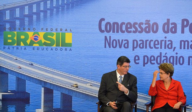 O ministro da fazenda, Joaquim Levy e a presidenta Dilma Rousseff participam da cerimÃ´nia de assinatura do contrato de concessÃ£o da Rodovia BR-101/RJ - Ponte Rio-NiterÃ³i (Antonio Cruz/ AgÃªncia Brasil)