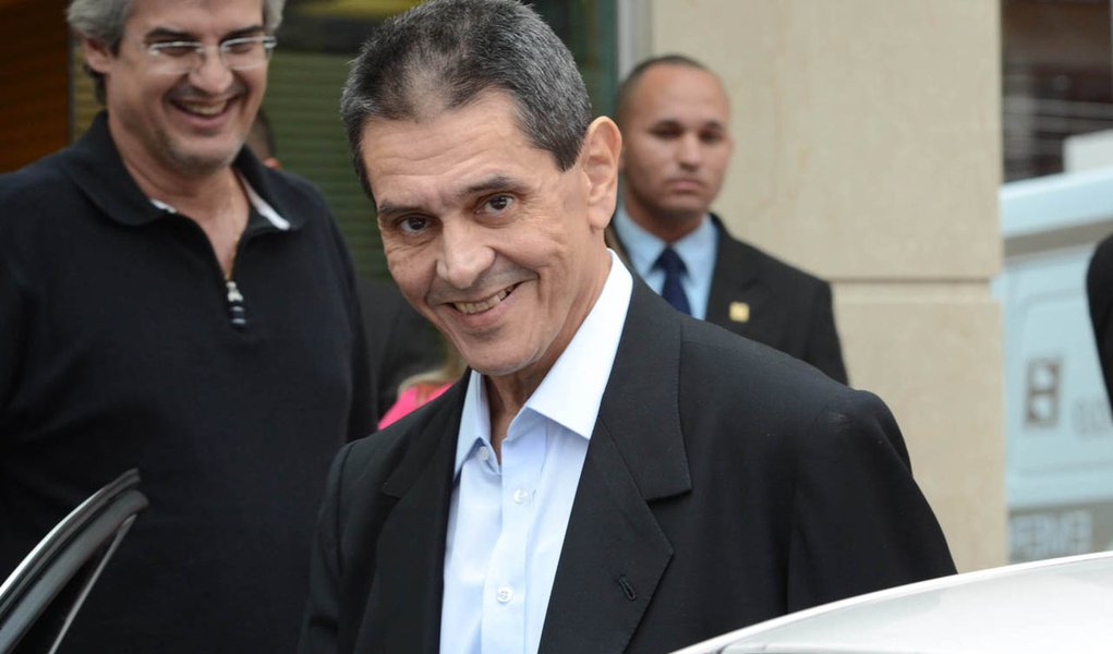 RIO DE JANEIRO, RJ, 05.08.2012: ROBERTO JEFFERSON - Roberto Jefferson, Presidente Nacional do PTB e um dos reus do mensalão, teve alta hoje do hospital Samaritano em Botafogo zona sul do Rio de Janeiro. (Foto: Marcelo Fonseca/Brazil Photo Press/Folhapress