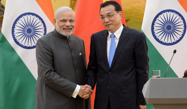 Primeiro-ministro chinÃªs, Li Keqiang (direita), e  premiÃª indiano, Narendra Modi, durante encontro em Pequim.  15/05/2015   REUTERS/Kenzaburo Fukuhara/Pool